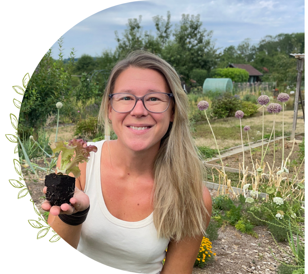 Maren Schwabengarten im Gemüsegarten mit Salatpflanze
