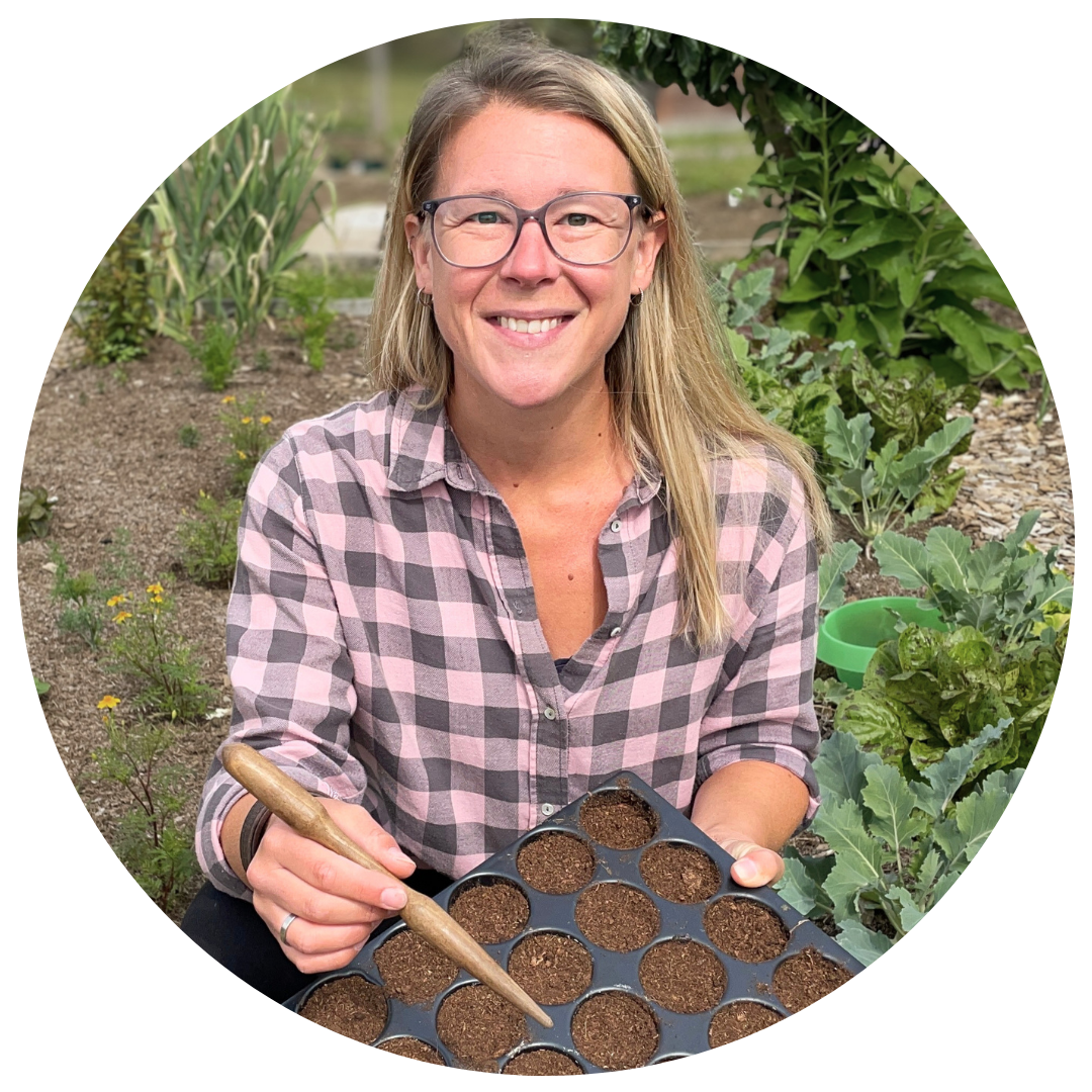 Maren Schwabengarten bei der Gemüseanzucht im Garten